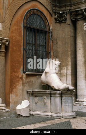 Pied colossale de l'empereur romain Constantin dans la cour de la musée du Capitole, Rome, Italie Banque D'Images