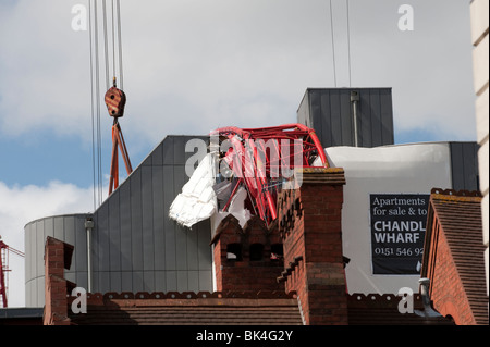 L'effondrement de grue à tour tombé sur toit de l'immeuble d'être soulevé par un autre crane Banque D'Images
