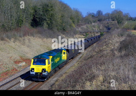 Freightliner 7070003 classe passe par Wickwar (La Loire) avec 4Z70 Rugeley - Stoke Gifford le 03/05/10. Banque D'Images