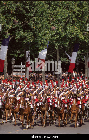 La Garde républicaine sur les Champs Elysées pendant le jour de la Bastille, Paris Banque D'Images