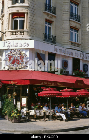 Café-terrasse le long de l'Avenue des Champs-Elysées, Paris Banque D'Images