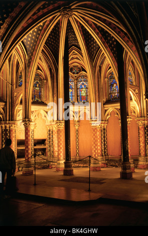 Dans la chapelle basse de la Sainte-Chapelle (La Sainte Chapelle) est une chapelle gothique sur l'île de la cité au coeur de Paris, France. Banque D'Images