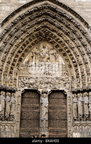 Et les portes de l'arc gothique montrant le portail du Jugement Dernier, avec le Christ bénissant sur le trumeau, la cathédrale de Notre Dame, Paris Banque D'Images