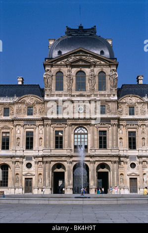 Pavillon de l’horloge Pavillon du Palais du Louvre conçu par l’architecte Jacques Lemercier, Musée du Louvre à Paris, France Banque D'Images