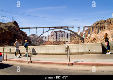 Nouveau pont de la rivière Colorado s'étend sur canyon ci-dessous Hoover Barrage de Boulder desert Nevada Arizona Lake Mead construire construction routière Banque D'Images