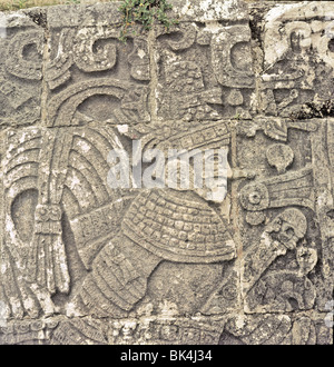 Détail d'une sculpture relief représentant un joueur de balle maya au Great Ball dans Tulum, Mexique Banque D'Images