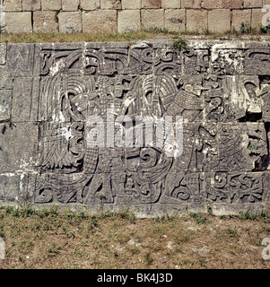 Détail de la sculpture relief en pierre au Bal de cour dans Tulum, Mexique Banque D'Images