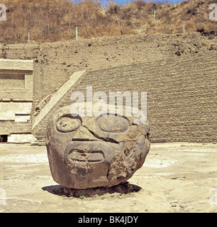 Une sculpture de pierre Olmèque un tête à la Mesoamerican site archéologique de Cholula, Mexique Banque D'Images