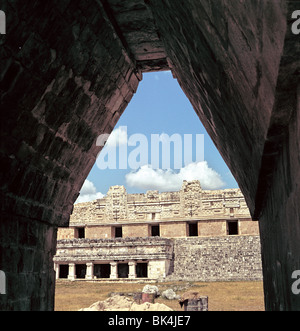 Une arche en encorbellement gateway & Relief sculpture représentant des masques du dieu de la pluie Chac sur Antiq bâtiments Quadrangle à Uxmal au Mexique Banque D'Images