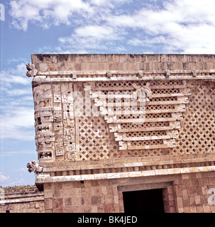 Détail architectural & Relief sculpture représentant des masques du dieu de la pluie Chac sur les murs du Quadrangle Nunnery à Uxmal au Mexique Banque D'Images