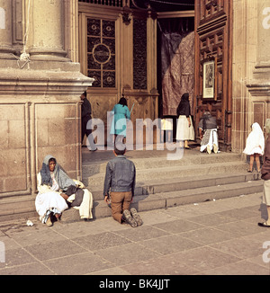 Les gens à l'entrée de l'ancienne basilique de Notre Dame de Guadalupe au nord de Mexico City, Mexique Banque D'Images