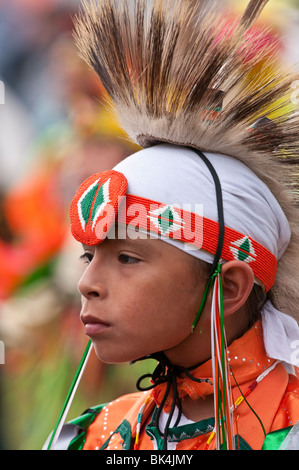 Jeune garçon en costumes traditionnels des Premières Nations, T'suu Tina pow wow, Bragg Creek, Alberta, Canada Banque D'Images