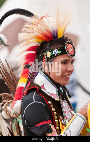 Jeune homme en costume traditionnel des Premières Nations, T'suu Tina pow wow, Bragg Creek, Alberta, Canada Banque D'Images