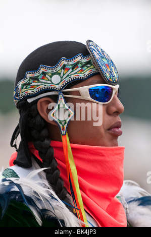 Les Premières Nations jeune homme portant des lunettes de soleil, T'suu Tina pow wow, Bragg Creek, Alberta, Canada Banque D'Images