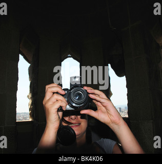 Young woman taking photo avec l'appareil photo Banque D'Images