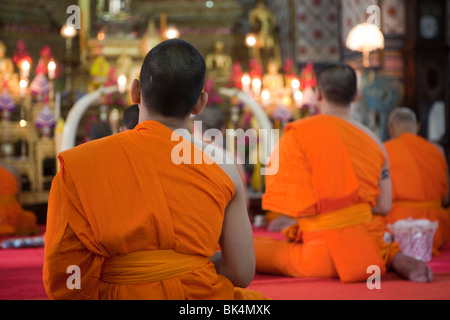 La scène autour de Wat Arun temple à Bangkok en Thaïlande. Banque D'Images