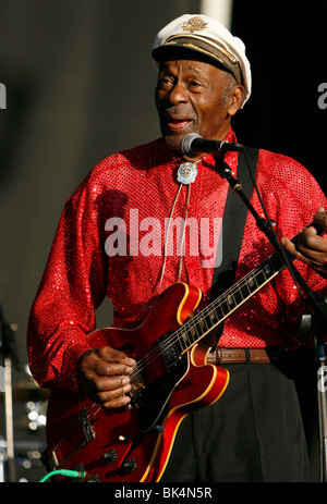 Chuck Berry exécute pendant un concert. Banque D'Images