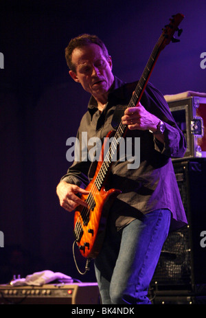 John Paul Jones effectue lors d'un concert. Banque D'Images