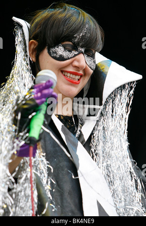 Karen O des Yeah Yeah Yeahs exécute pendant un concert. Banque D'Images