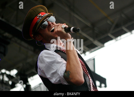 Scott Weiland de Velvet Revolver exécute pendant un concert. Banque D'Images