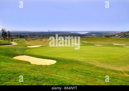 Vue sur le terrain de golf à Newcastle, Washington, Seattle avec près de 10 milles de distance visible au loin. Banque D'Images