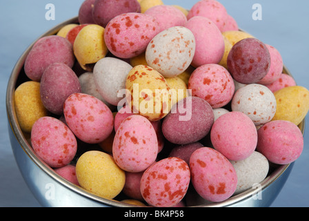 Un bol de bonbons au chocolat enrobés de mini oeufs de Pâques. Banque D'Images