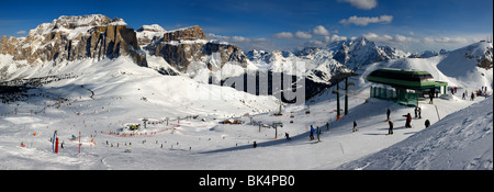 Image panoramique de montagnes des Dolomites en hiver, l'Italie, le Col Rodella ski area avec Gruppo Sella et Belvedere ski area Banque D'Images