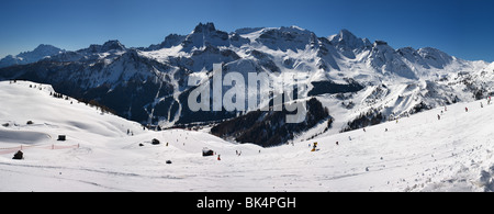 Image panoramique de montagnes des Dolomites, l'Italie, en hiver vue d'Arabba Marmolada et Porta Vescovo et du Rif Boe Banque D'Images