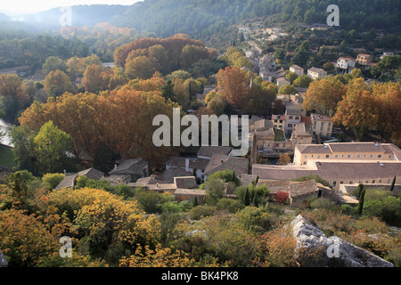 Provence pittoresque village de Fontaine de Vaucluse dans le Luberon Banque D'Images