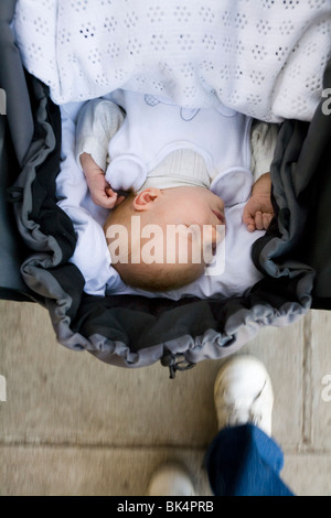 Nouveau-né / bébé nouveau-né soit poussé dans un landau / poussette. Banque D'Images