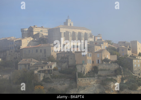 Le pittoresque village médiéval perché de Gordes dans le Luberon dans un matin brumeux Banque D'Images