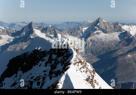 Alpinistes sur le Lyskamm Sommet dans le massif du Monte Rosa, Alpes italiennes, Piedmont, Italy, Europe Banque D'Images