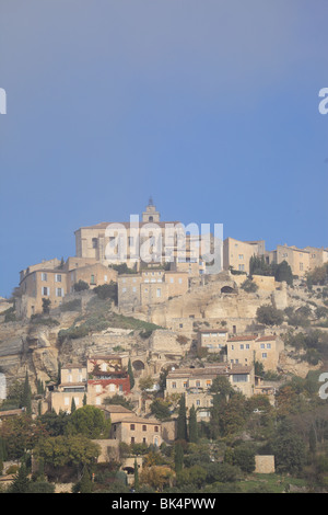 Le pittoresque village médiéval perché de Gordes dans le Luberon dans un matin brumeux Banque D'Images