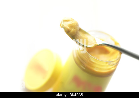 Pot de moutarde anglaise jaune avec cuillère Banque D'Images