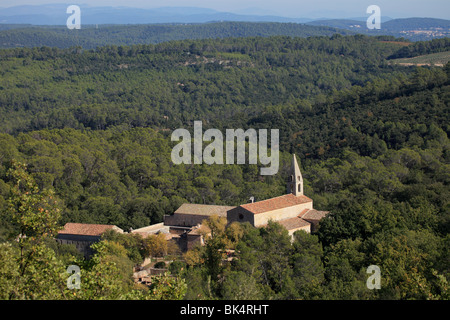 Aperçu de l'abbaye du Thoronet et la forêt construite au 12ème siècle la conservation de la plus pure architecture art romain Provence Banque D'Images