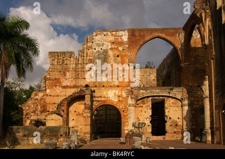 Ruines de l'hôpital du XVe siècle San Nicolas de Bari Dans le quartier colonial de Zona, un site classé au patrimoine mondial de l'UNESCO En République dominicaine de Saint-Domingue Banque D'Images