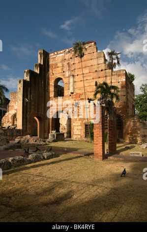 Ruines de l'hôpital du XVe siècle San Nicolas de Bari Dans le quartier colonial de Zona, un site classé au patrimoine mondial de l'UNESCO En République dominicaine de Saint-Domingue Banque D'Images