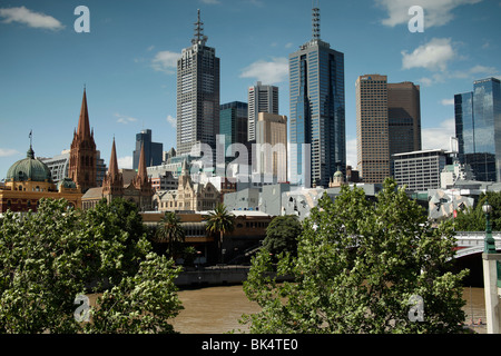 Toits de Melbourne avec la gare de Flinders Street et les tours de la Cathédrale St Paul, Victoria, Australie Banque D'Images