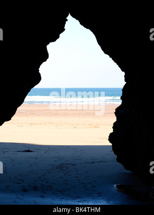 À la recherche d'une grotte, Cornwall Banque D'Images