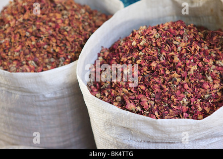 Pétales de rose séchées à la vente dans le souk aux épices de Deira, Dubaï, Émirats arabes unis, Moyen Orient Banque D'Images