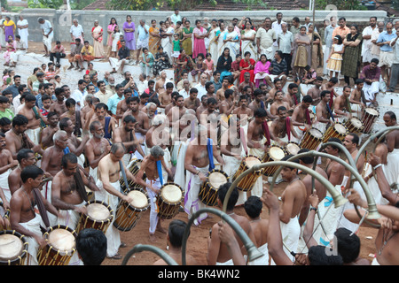Peruvanam,pooram festival annuel d'un temple près de thrissur, Kerala, célèbre pour la procession d'éléphants et chenda melam ou tambour orchestra,panchari melam Banque D'Images