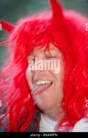 Un homme portant une perruque rouge et devil horns à Jindabyne, Australie. Banque D'Images