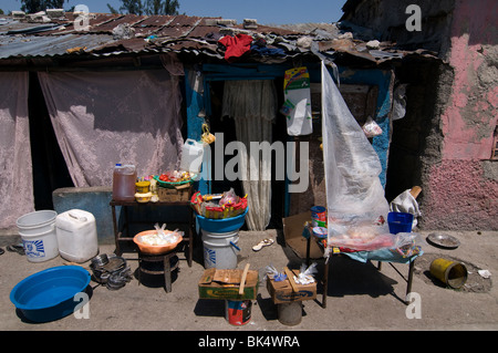 Dans une épicerie de fortune composé d'une résidence à Port-au-Prince, Haïti Banque D'Images