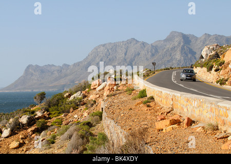 Motorist sur la R44 une route panoramique le long de la Garden Route appelé Clarence Drive près de Kogel Bay Western Cape Afrique du Sud Banque D'Images