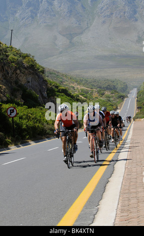 Cyclistes sur la R44 une route panoramique le long de la Garden Route appelé Clarence Drive près de Kogel Bay Western Cape Afrique du Sud Banque D'Images