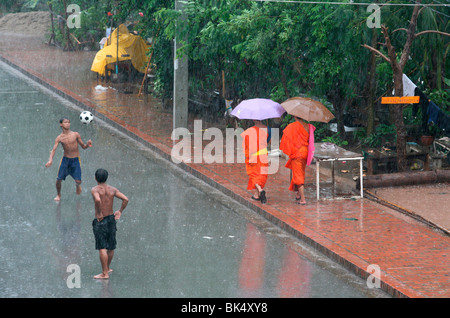 La pluie de mousson à Luang Prabang, Luang Prabang, Laos, Indochine, Asie du Sud, Asie Banque D'Images