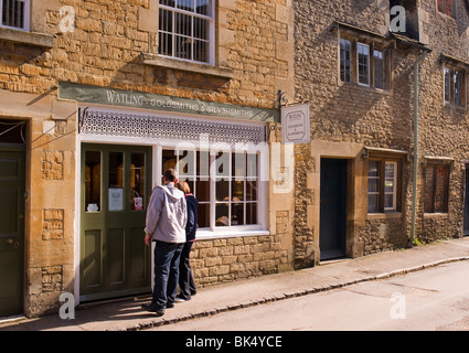 Un couple à la fenêtre dans d'un orfèvre et orfèvre shop à Lacock, UK Banque D'Images