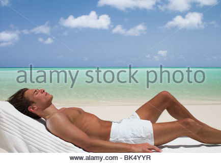 En Une Chaise Bord Longue La Au Train De Bronzer L'homme Sur gyvYIfb76m