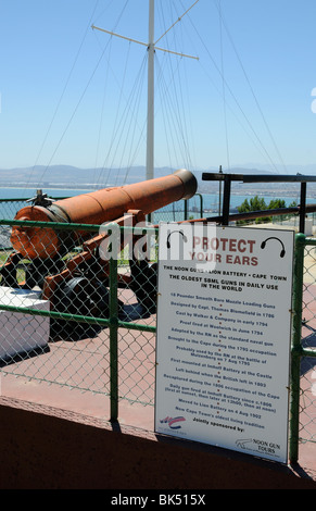 Canon de midi historique qui est cuite à midi chaque jour de la batterie Lion sur Signal Hill, au-dessus de Cape Town Afrique du Sud Banque D'Images