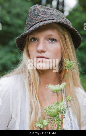 Portrait of Teenage Girl Holding Bouquet de fleurs Banque D'Images